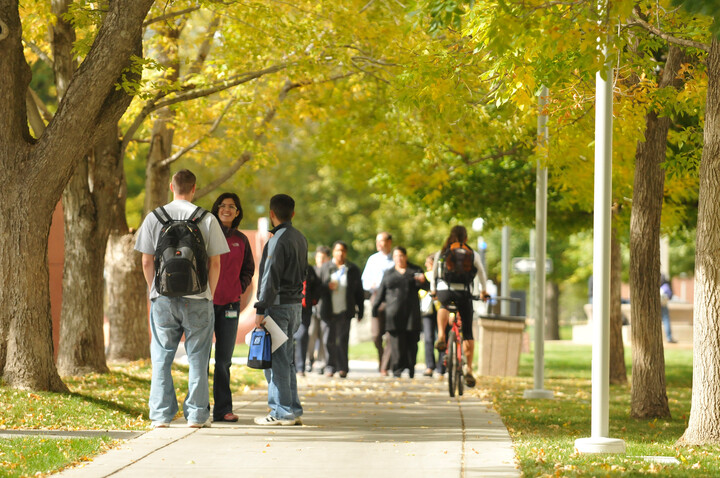 som_students_exterior_0095-720x478-ffe21f0d-9af4-4162-a6ff-b970216a87ec
