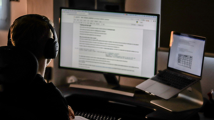 service desk employee working