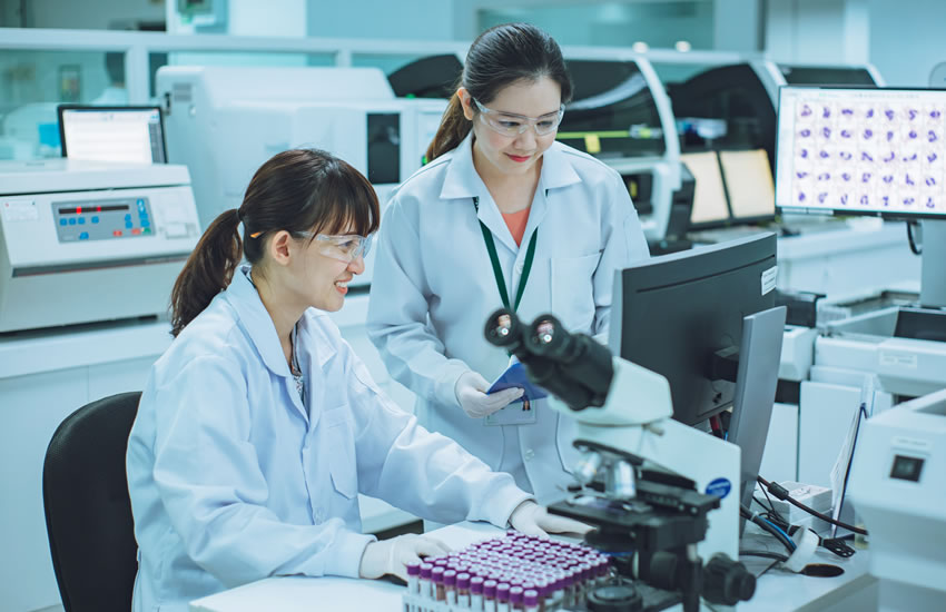 Researchers in lab (850 x 550)
