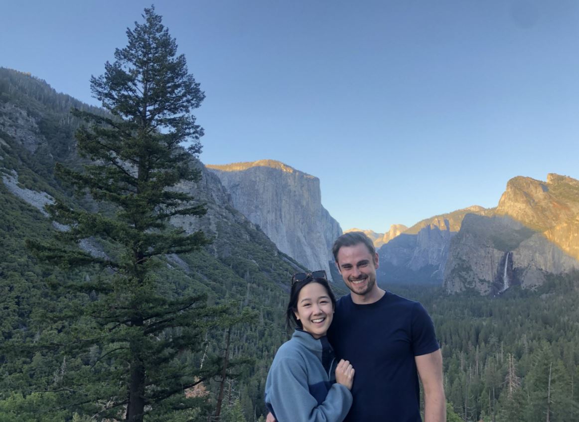 Photo of Dr. Shi next to a man in the mountains.