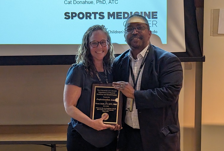 Dr. Dana Judd Receiving the PM&R Professionalism Award.