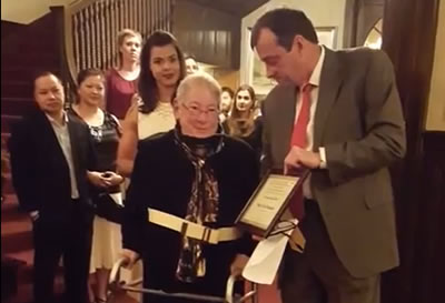 Becky de la Houssay receiving the Steven Fadul Award