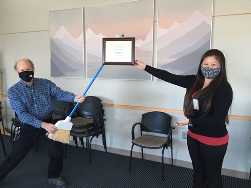 Dr. Kurt Beam presents Ong Moua with the 2020 Steven Fadul Award