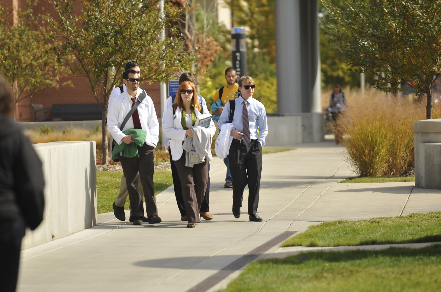 som_students_exterior_0116