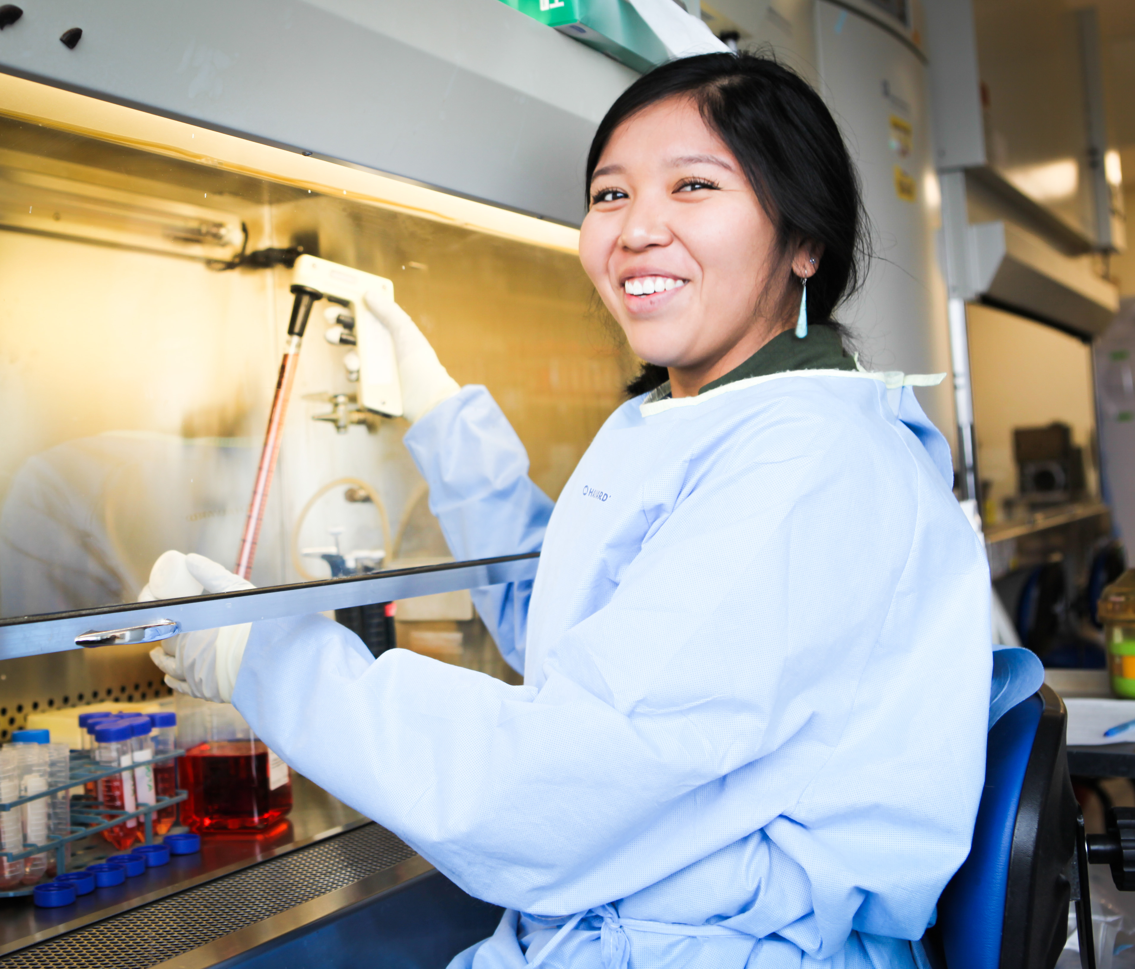 Tezhaworkingatbiosafetycabinet
