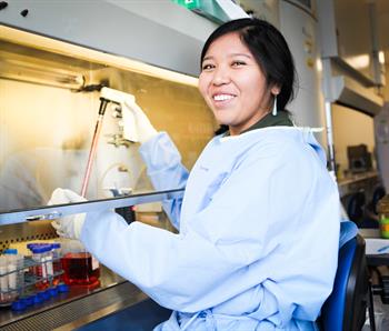 Tezhaworkingatbiosafetycabinet